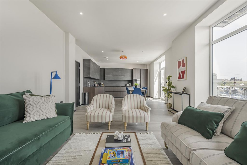 Property photo 2 of 14 A7406648.Jpg