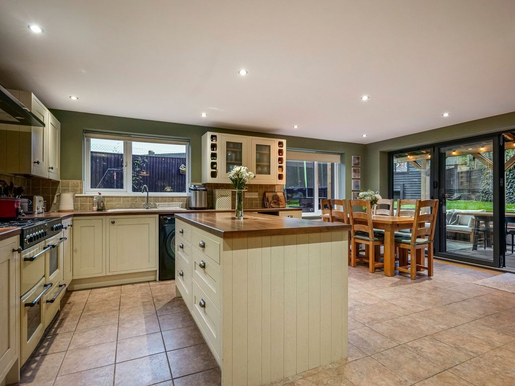 Property photo 2 of 28