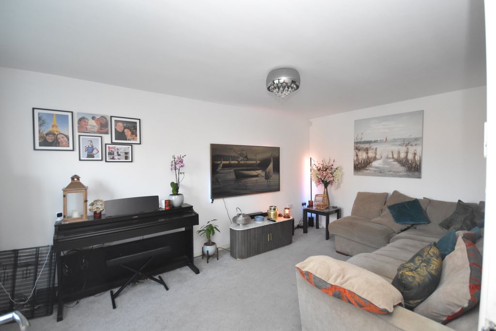 Property photo 2 of 19 Lounge