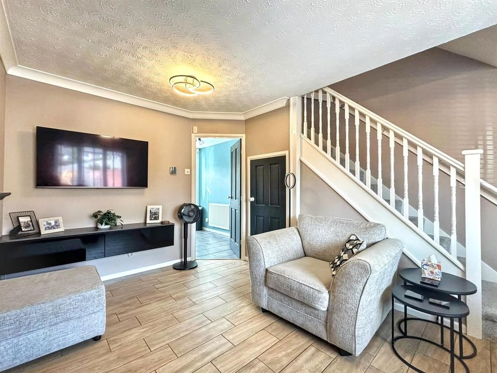 Property photo 2 of 17 Lounge