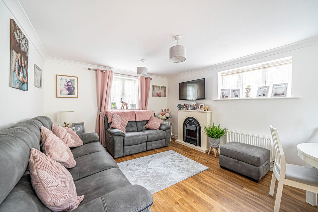 2 bed flat for salePicket Twenty Way, Andover SP11 photo 5
