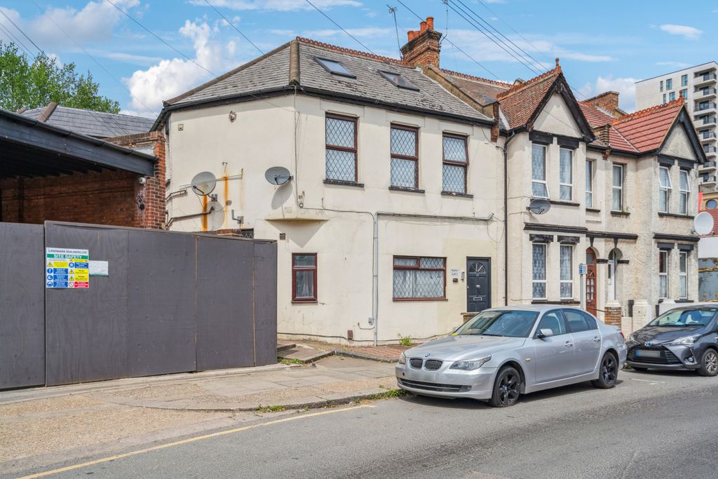 Property photo 1 of 11 Two Bedroom Ground Floor Flat In Harrow Wealdstone.