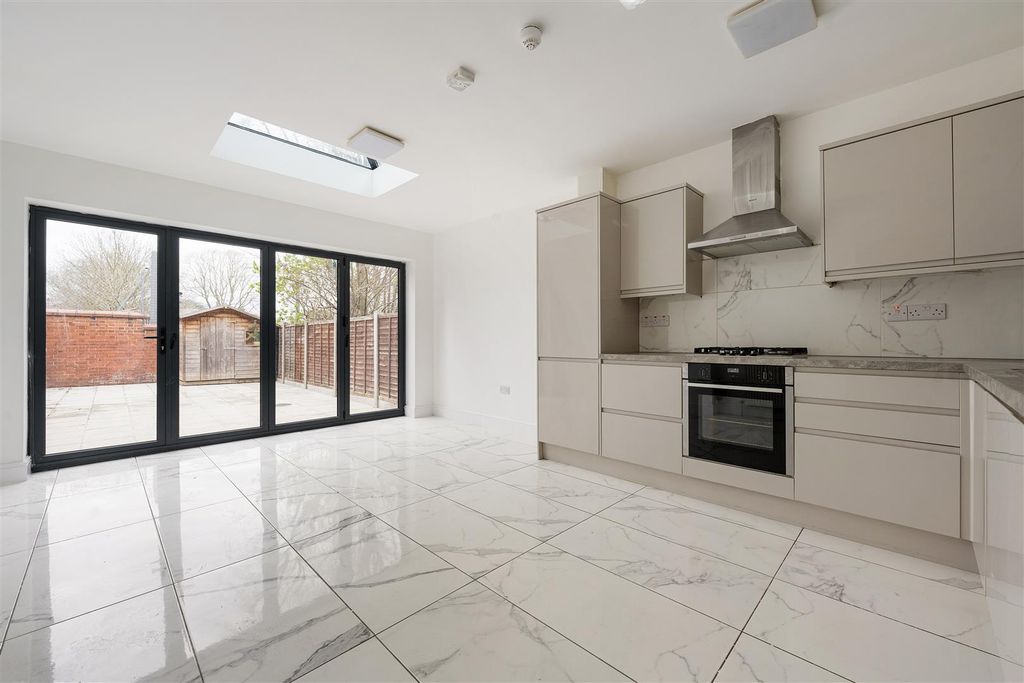 Property photo 3 of 34 Carlton Road, E17