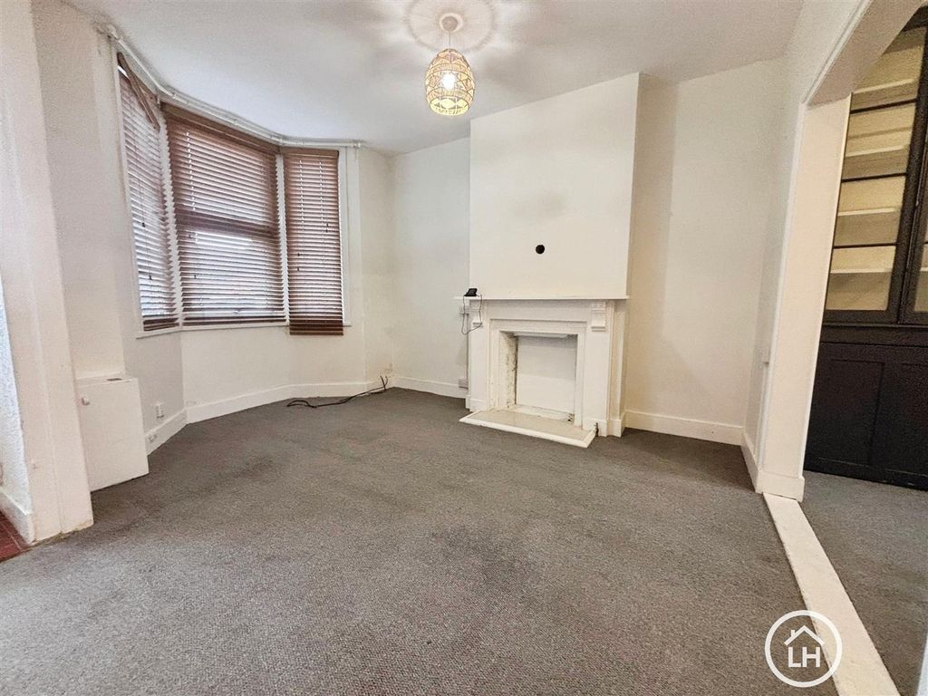 Property photo 3 of 14 Lounge