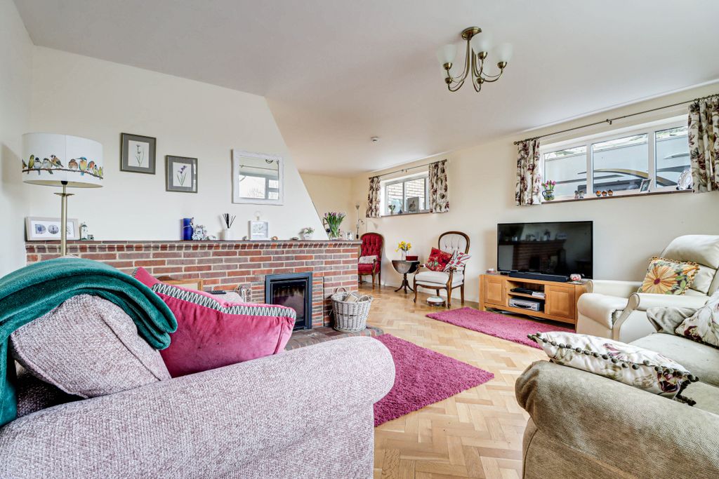 Property photo 2 of 31 Living Room