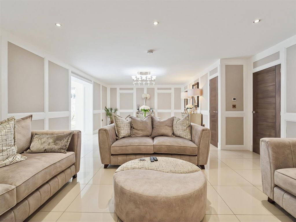 Property photo 3 of 58 Lounge