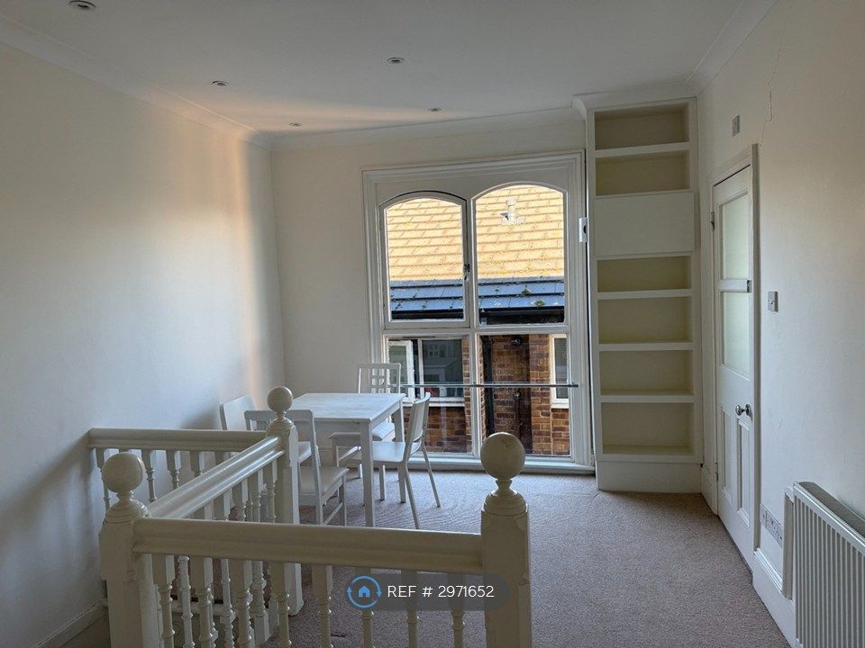 Property photo 1 of 33 Light Atrium - Dining Table & Chairs