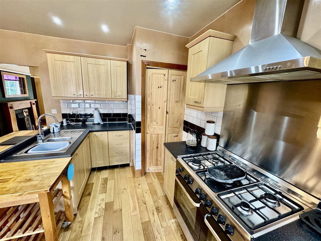 Property photo 3 of 10 Dining Kitchen