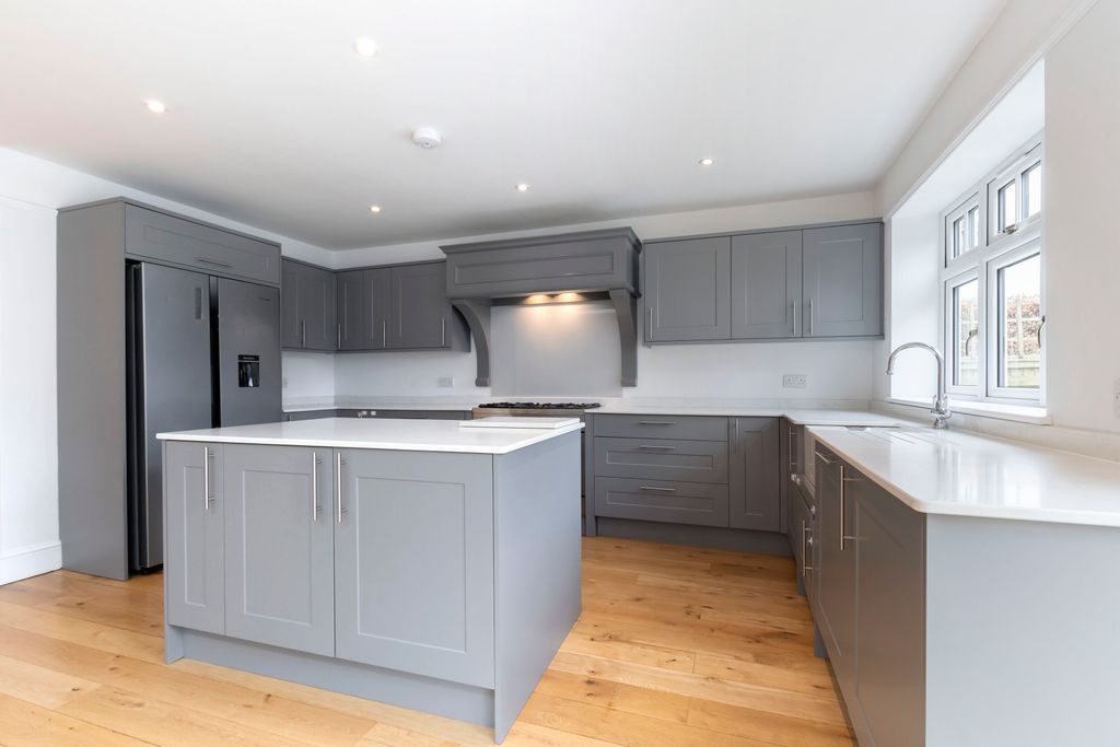 Property photo 3 of 16 40 Sandy Lane-03