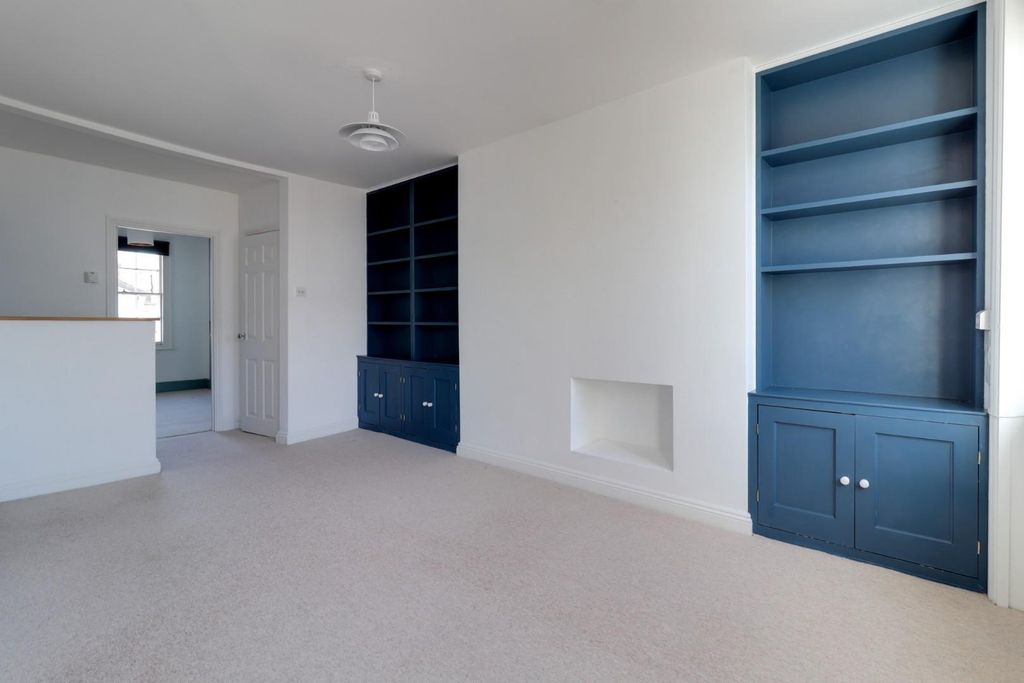 Property photo 2 of 21 Living (3).Jpg