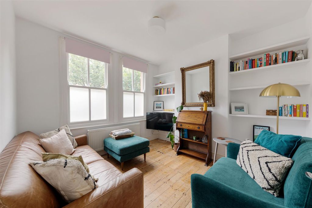 Property photo 2 of 28 Carr Road, E17