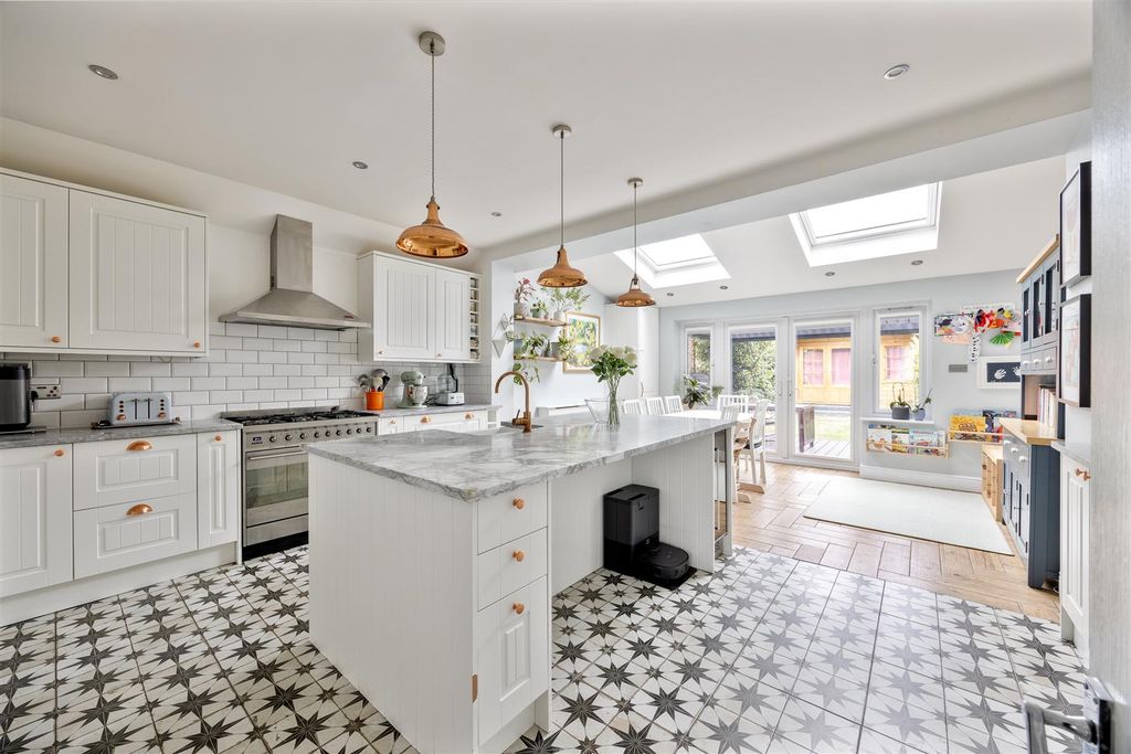 Property photo 2 of 46 Waverley Road, E18