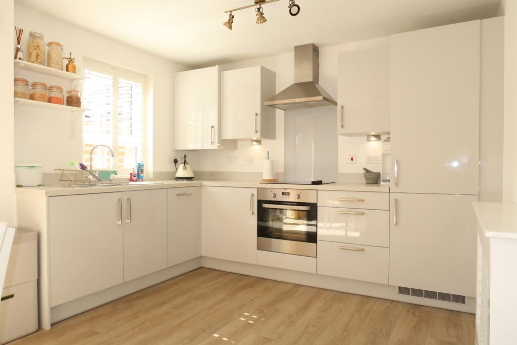 Property photo 3 of 17 Kitchen