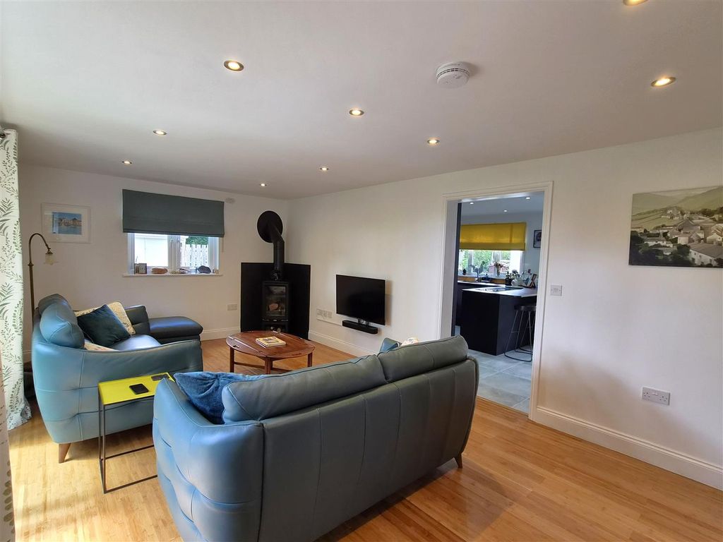 Property photo 3 of 35 Beams Ends Sitting Room