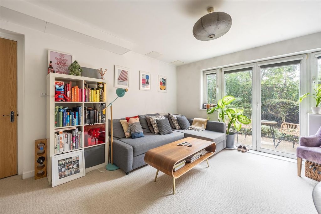 Property photo 1 of 14 Hawker Place, E17