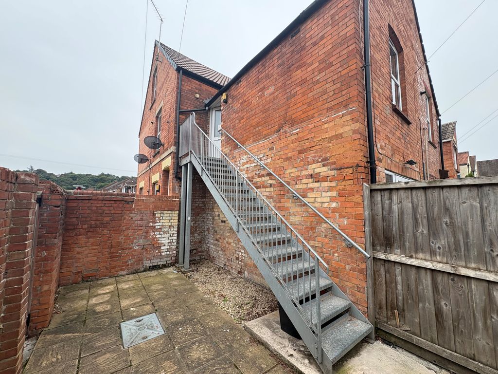 Property photo 1 of 11 Maisonette Entrance