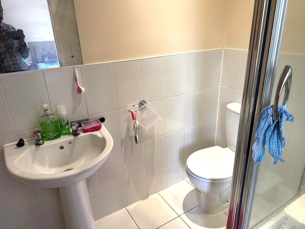 Property photo 2 of 6 Bathroom 1