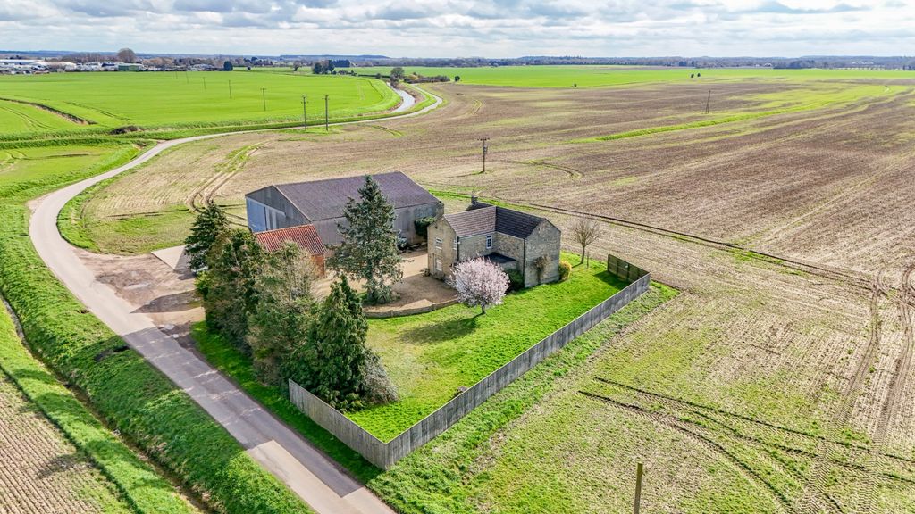 Property photo 3 of 28 4588506