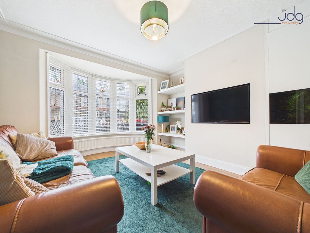 Property photo 3 of 17 Lounge