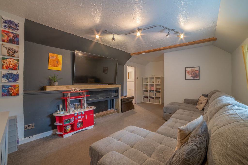 Property photo 2 of 33
