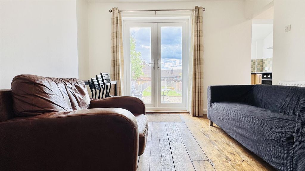 Property photo 3 of 34 Lounge