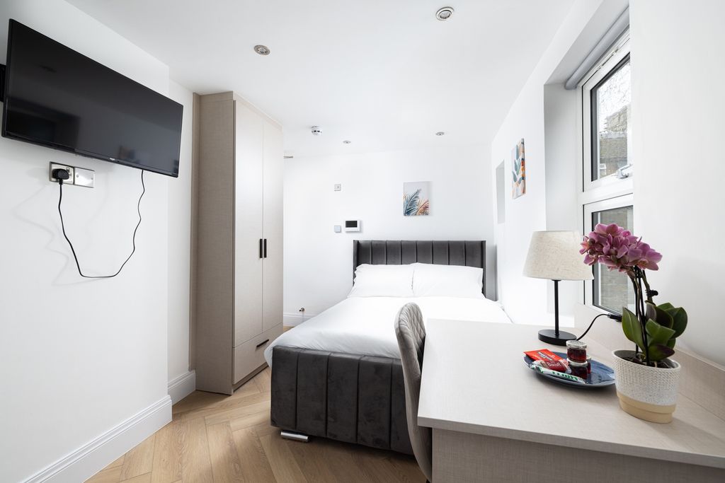 Property photo 2 of 5 This Inviting Double Bedroom Features A Comfortabl...