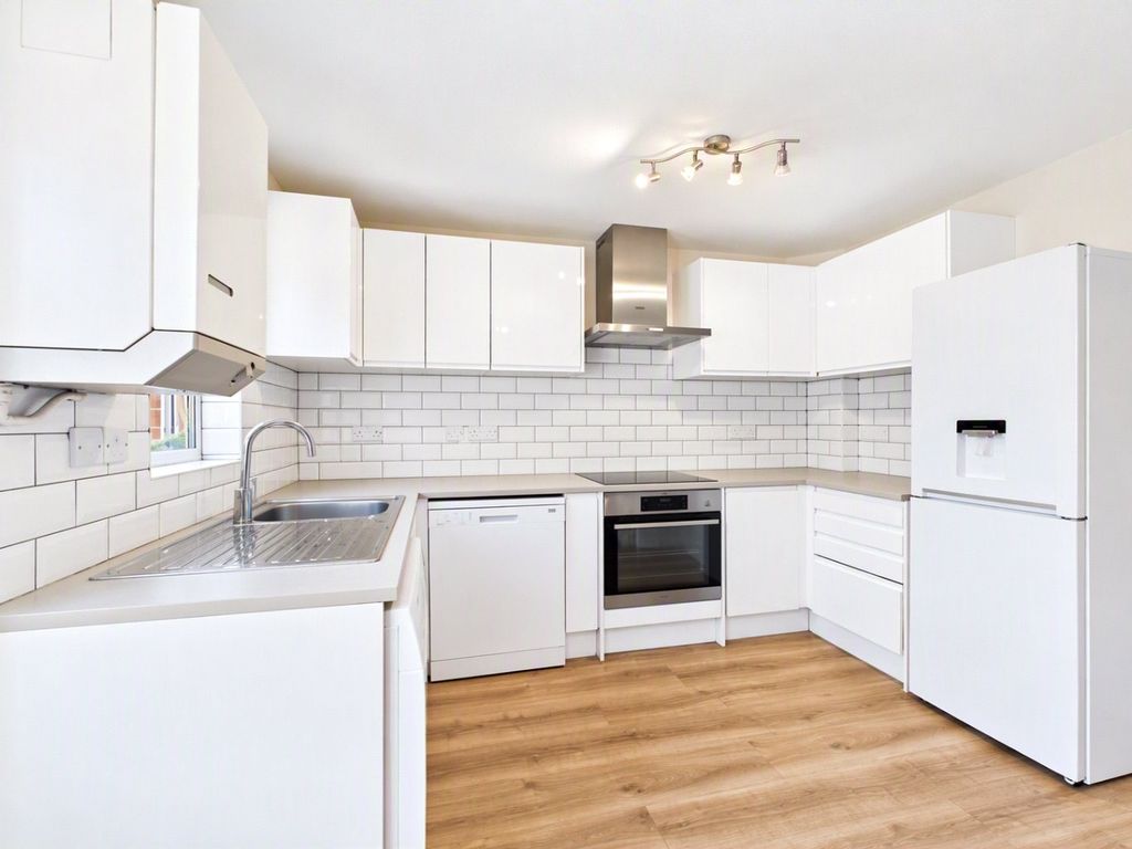 Property photo 2 of 8 Kitchen