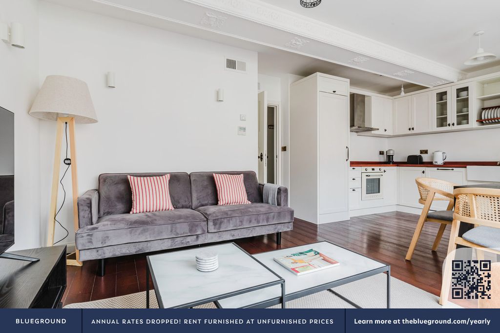 Property photo 3 of 25 Living Room