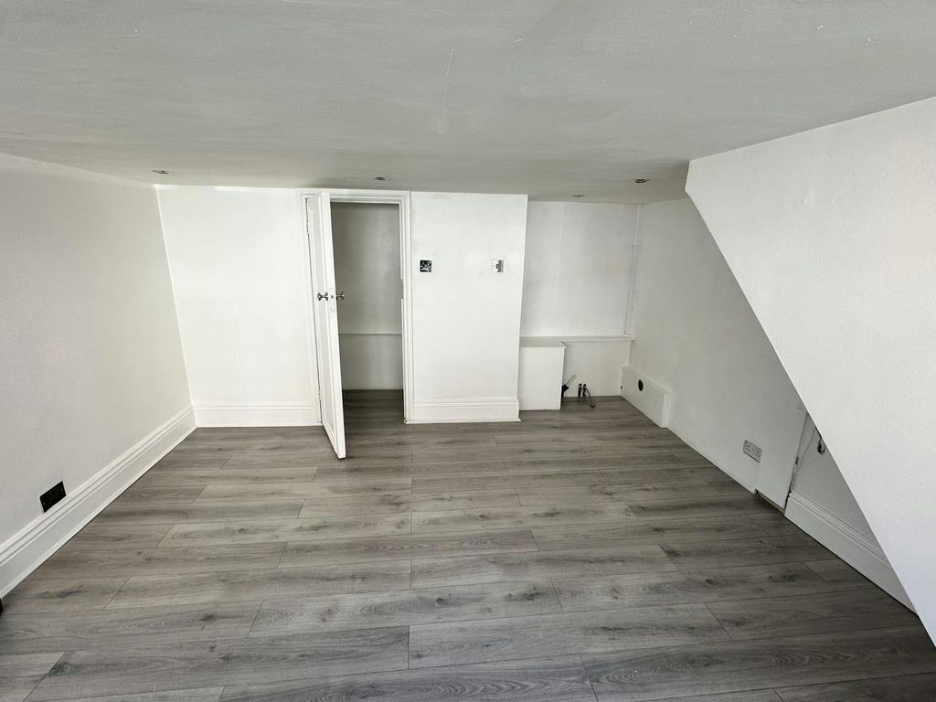 Property photo 2 of 6 86B4387B-6299-44Fd-8dc1-0B4765d47B33.Jpg