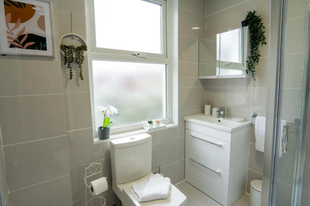 Property photo 2 of 14 30 Manningham Road Bathroom 2023.Jpg