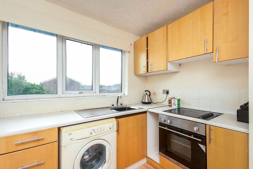 Property photo 3 of 8 Kitchen