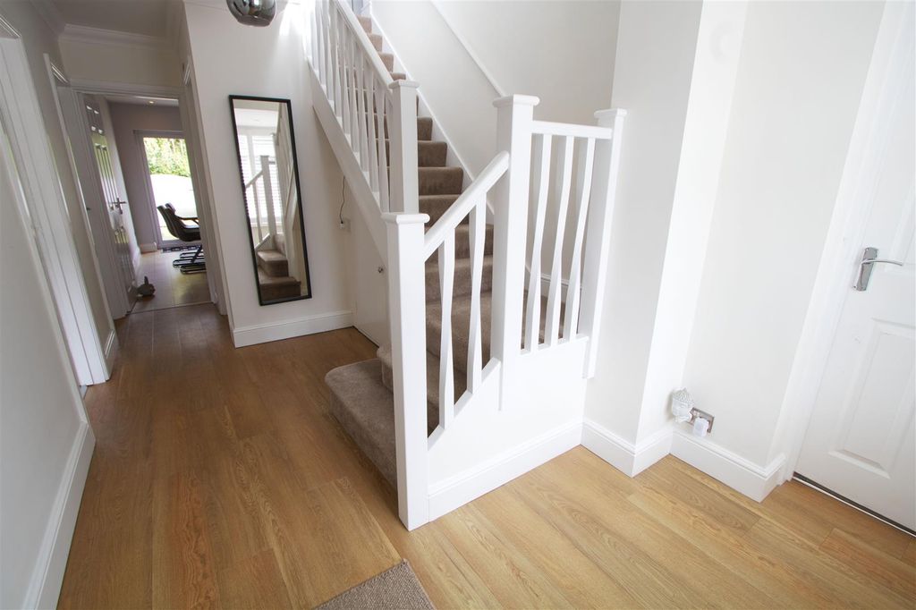Property photo 3 of 19 Entrance Hall
