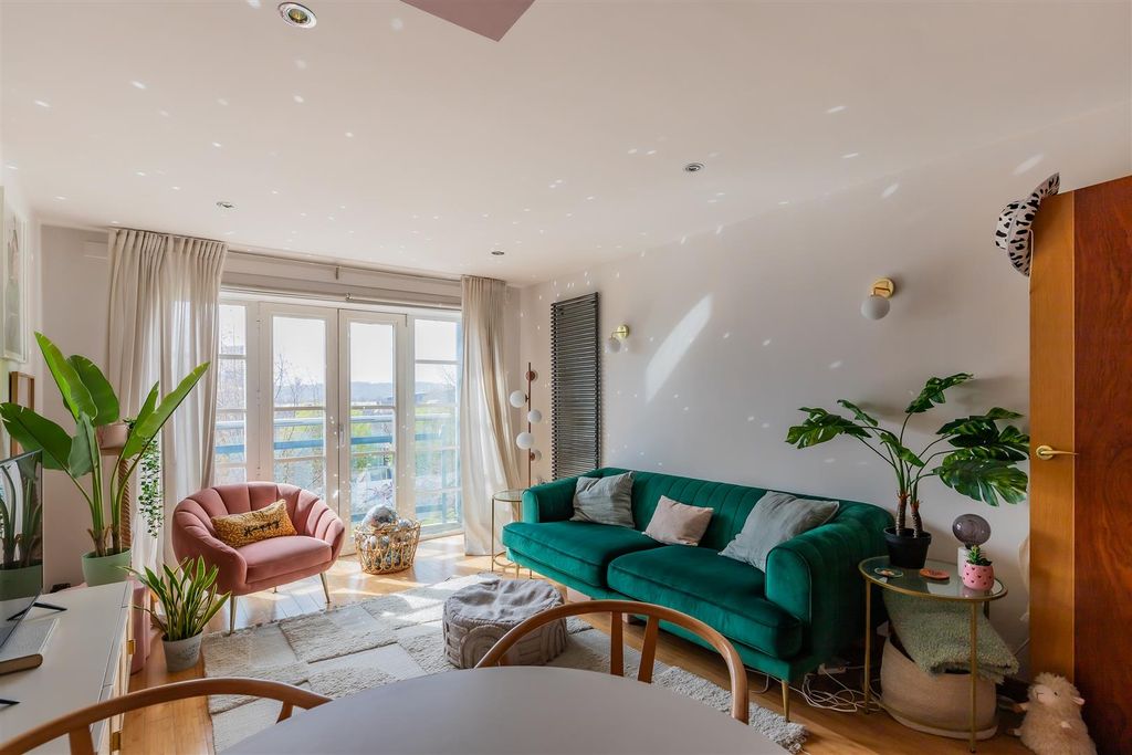 Property photo 2 of 16 15 South Mews (6 Of 15).Jpg