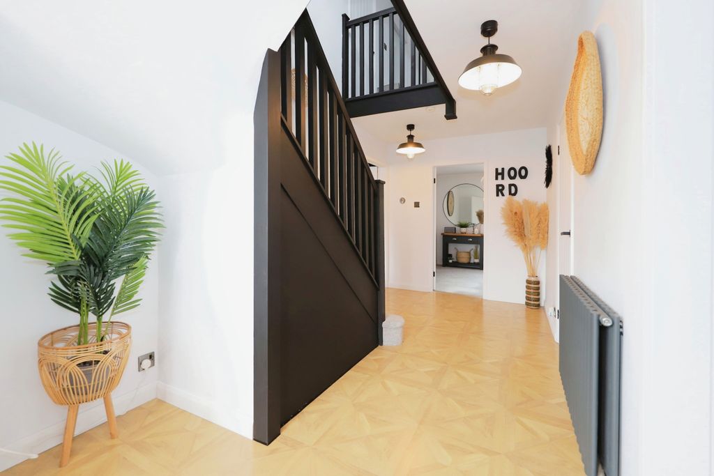 Property photo 3 of 11 Entrance Hallway
