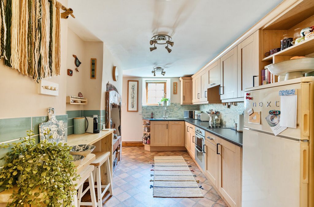 Property photo 2 of 11 Kitchen