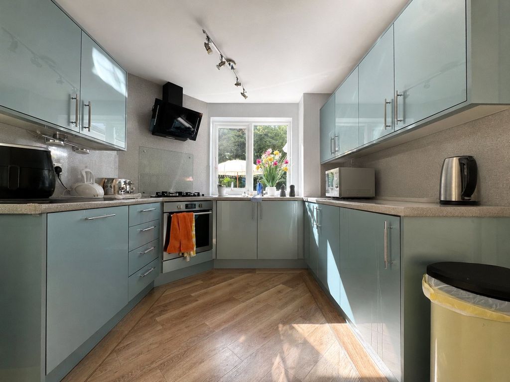 Property photo 3 of 8 Kitchen