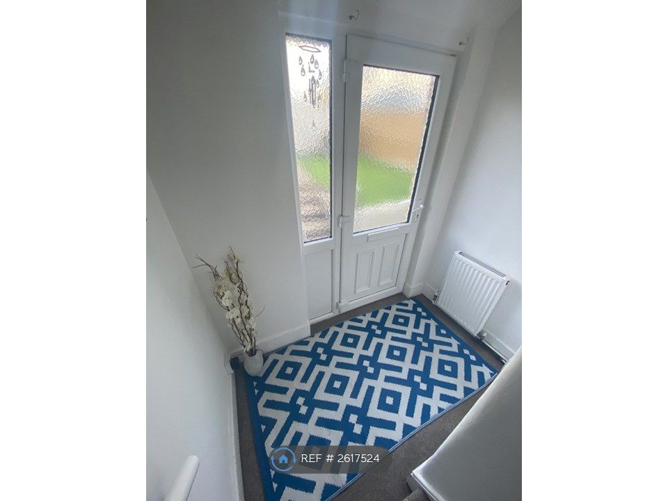 Property photo 3 of 8 Hallway