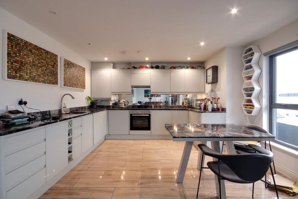 Property photo 3 of 10 Kitchen