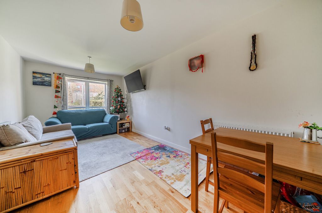 Property photo 2 of 14 1393606-6-6945441...