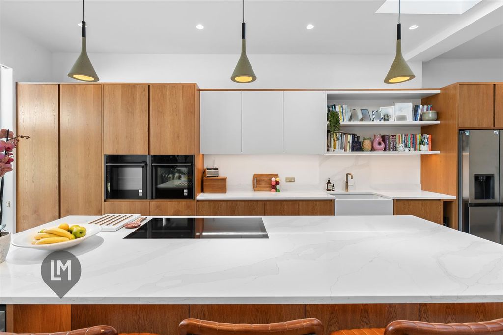 Property photo 3 of 12 Kitchen