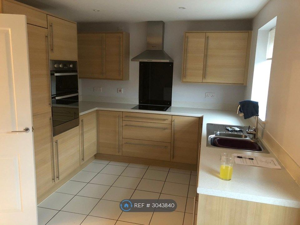 Property photo 2 of 12 Kitchen