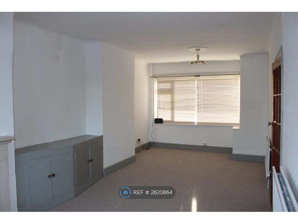 Property photo 3 of 7 Living Room