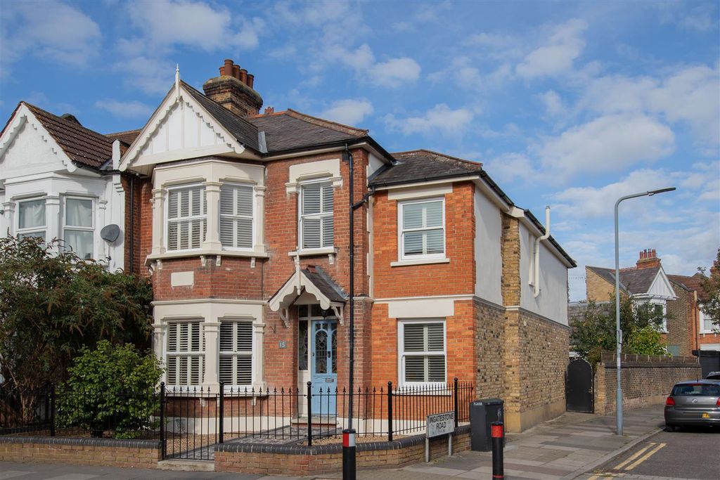 Property photo 1 of 27 Harpenden Road E12