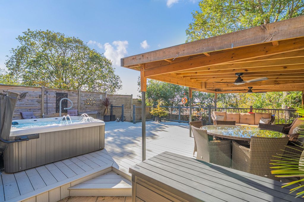 Property photo 2 of 27