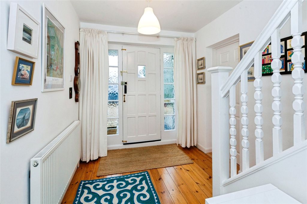 Property photo 2 of 33 Entrance Hall