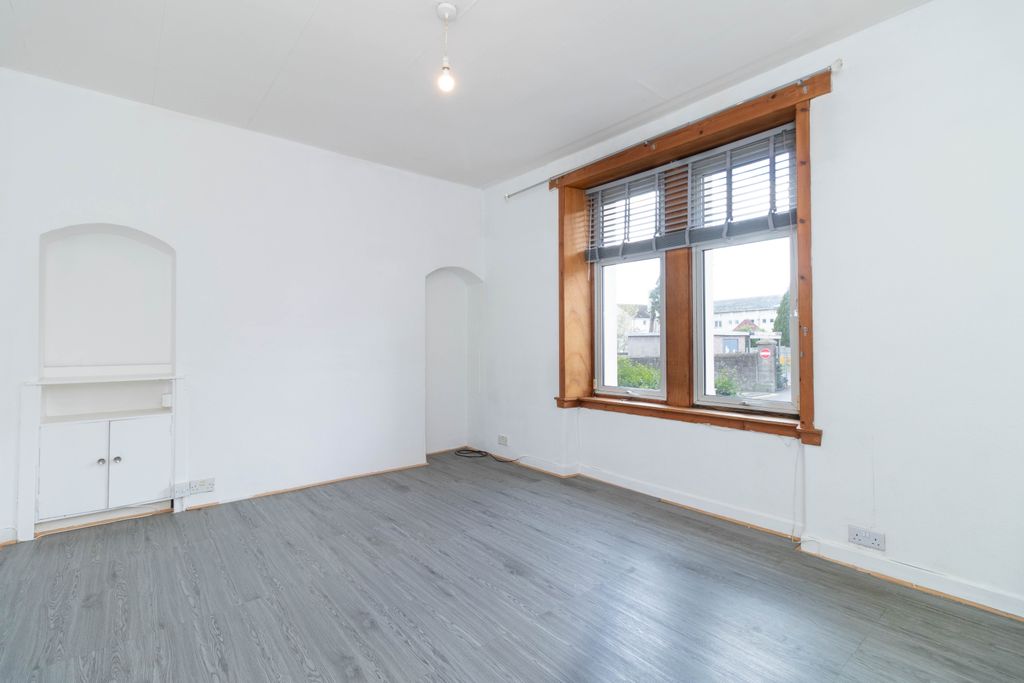 Property photo 2 of 16 Lounge