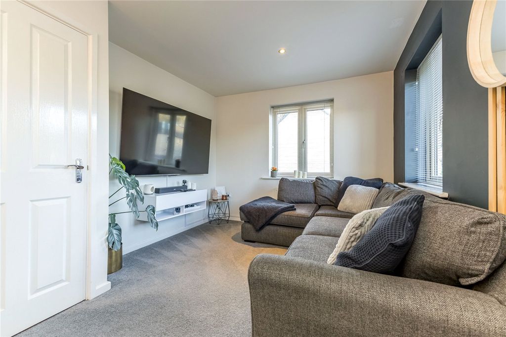 Property photo 3 of 26 Lounge