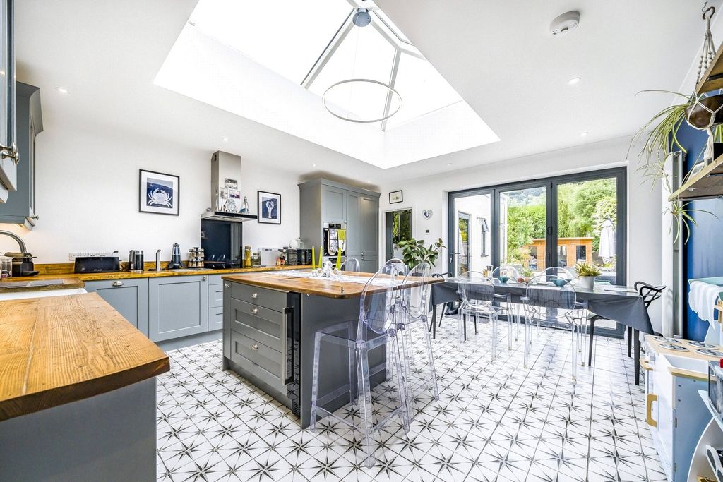 Property photo 2 of 23 Kitchen