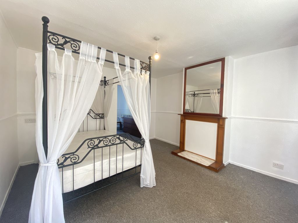 Property photo 3 of 6 Bedroom