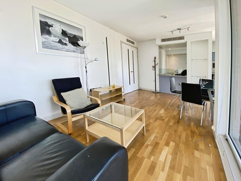 Property photo 3 of 11 Lounge